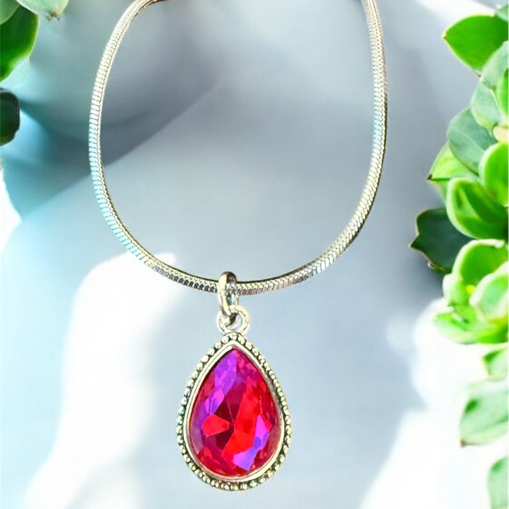 Elegant Silver Necklace with Pink Gemstone
